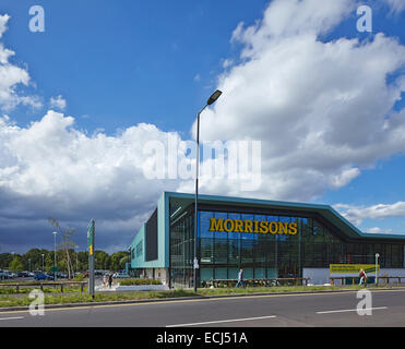 Morrisons Leamington Spa Royal Leamington Spa, Vereinigtes Königreich. Architekt: Aukett Architekten, 2013. Fernen Höhen mit stree Stockfoto