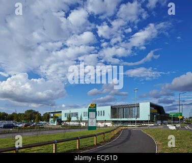 Morrisons Leamington Spa Royal Leamington Spa, Vereinigtes Königreich. Architekt: Aukett Architekten, 2013. Blick Richtung Supermarkt her Stockfoto