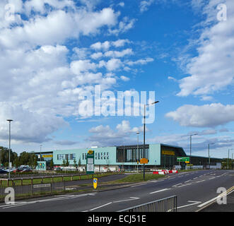 Morrisons Leamington Spa Royal Leamington Spa, Vereinigtes Königreich. Architekt: Aukett Architekten, 2013. Fernen Höhen mit stree Stockfoto