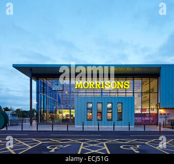 Morrisons Leamington Spa Royal Leamington Spa, Vereinigtes Königreich. Architekt: Aukett Architekten, 2013. Partielle Vorderansicht des e Stockfoto