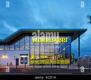 Morrisons Leamington Spa Royal Leamington Spa, Vereinigtes Königreich. Architekt: Aukett Architekten, 2013. Partielle Seitenansicht der en Stockfoto