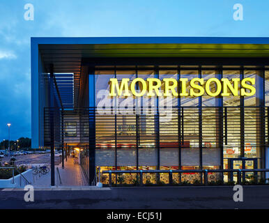 Morrisons Leamington Spa Royal Leamington Spa, Vereinigtes Königreich. Architekt: Aukett Architekten, 2013. Partielle Seitenansicht der fa Stockfoto