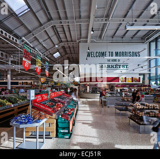 Morrisons Leamington Spa Royal Leamington Spa, Vereinigtes Königreich. Architekt: Aukett Architekten, 2013. Markt-Interieur mit frischen p Stockfoto