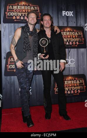 Nashville, TN, USA. 15. Dezember 2014. Florida Georgia Line, Brian Kelley, Tyler Hubbard im Presseraum für 2014 American Country Countdown Awards - Press Room, Music City Center, Nashville, TN 15. Dezember 2014. Bildnachweis: MORA/Everett Collection/Alamy Live-Nachrichten Stockfoto