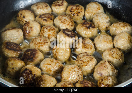Hausgemachte Frikadellen in einer beschichteten Pfanne braten Stockfoto