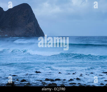 Offshore-Wind weht Wellen am Strand von Unstad, Leknes, Lofoten Inseln, Norwegen Stockfoto