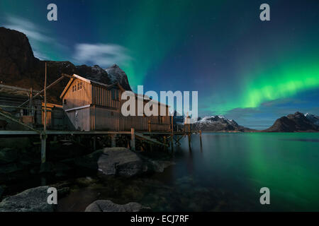 Nordlicht - Aurora Borealis Glanz im Himmel über verlassenen Fischerorten Hütte, Valen, in der Nähe von Reine, Moskenesøy, Lofoten Inseln, Norwegen Stockfoto