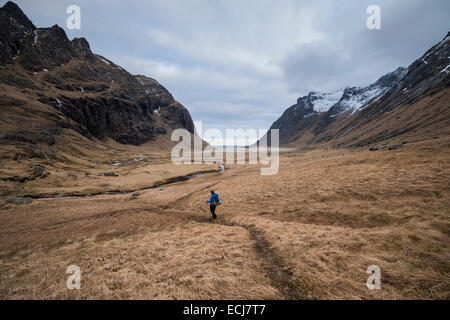 Weibliche Wanderer Wanderweg in Richtung Horseid Strand, Moskenesøy, Lofoten Inseln, Norwegen Stockfoto