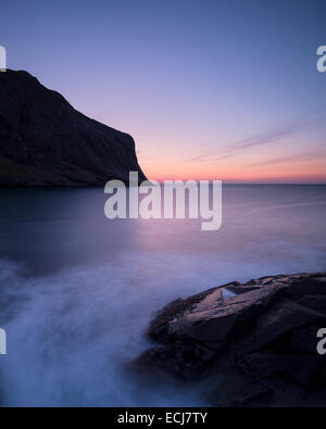 Dämmerung über Küste am Horseid Strand, Moskenesøy, Lofoten Inseln, Norwegen Stockfoto