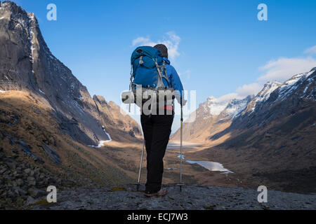 Weibliche Wanderer nimmt im Hinblick auf Horseid Strand, Moskenesøy, Lofoten Inseln, Norwegen Stockfoto