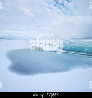 Eis-Riss am zugefrorenen See Torneträsk im Winter, Abisko Nationalpark, Lappland, Schweden Stockfoto