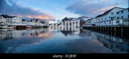 Gebirge Spiegelung im Hafen im malerischen Dorf von Henningsvær, fährfrei, Lofoten Inseln, Norwegen Angeln Stockfoto