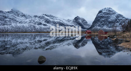 Boot-Schuppen und Berge Reflexion über Selfjord im Winter, Moskenesøy, Lofoten Inseln, Norwegen Stockfoto