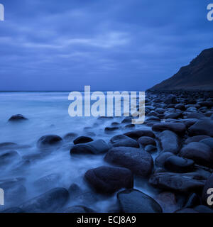 Küstenfelsen in Wasser bei Unstad Strand, Leknes, Lofoten Inseln, Norwegen Stockfoto