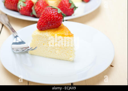 herzförmige Käsekuchen mit Strawberryes ideale Torte für den Valentinstag Stockfoto