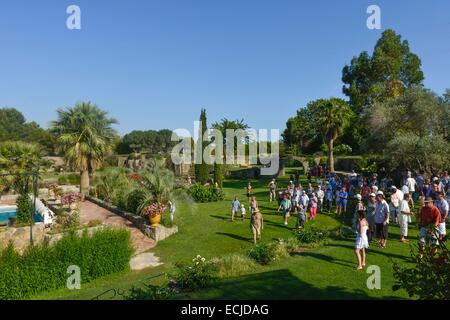 Frankreich, Herault, Servianischen, Saint Adrien Hotelgarten, eingestuft als Jardin Remarquable (bemerkenswert Garten), angelegten Garten in einer Karriere, die aus dem Mittelalter, Gruppe von Besuchern auf einer Wiese angelegt Stockfoto