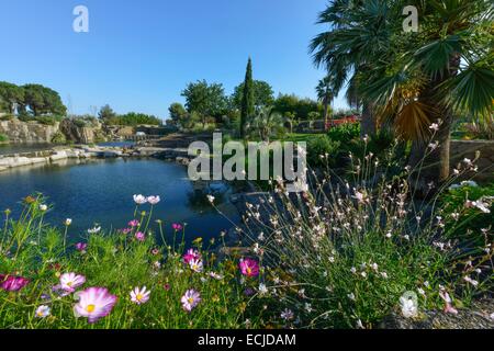 Frankreich, Herault, Servianischen, Saint Adrien Hotelgarten, eingestuft als Jardin Remarquable (bemerkenswert Garten), angelegten Garten in einer Karriere(Steinbruch) aus dem Mittelalter, das Blumenbeet vor eine Wasserfläche angelegt Stockfoto