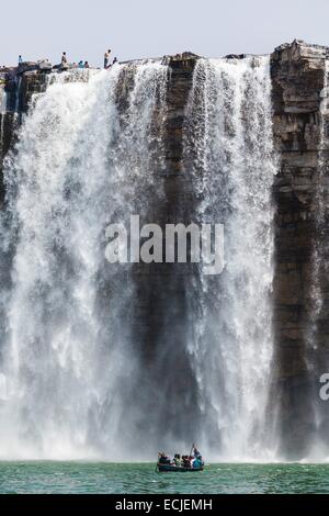 Indien, Chhattisgarh, Chitrakut, Boot am Fuße der Wasserfälle Stockfoto