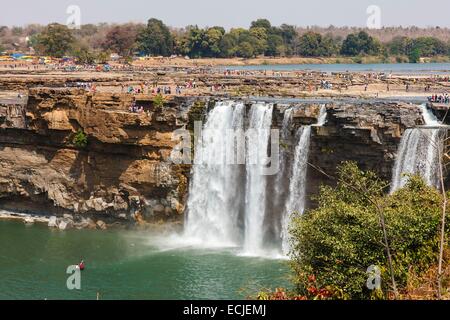 Indien, Chhattisgarh, Chitrakut, drängen sich in der Nähe der Wasserfälle Stockfoto