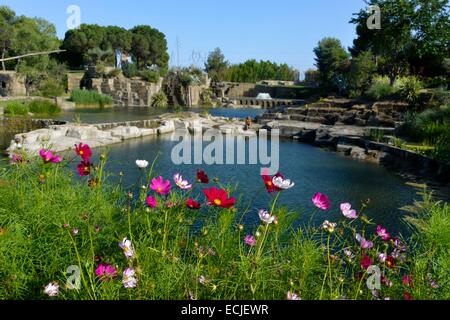 Frankreich, Herault, Servianischen, Saint Adrien Hotelgarten, eingestuft als Jardin Remarquable (bemerkenswert Garten), angelegten Garten in einer Karriere(Steinbruch) aus dem Mittelalter, das Blumenbeet vor eine Wasserfläche angelegt Stockfoto