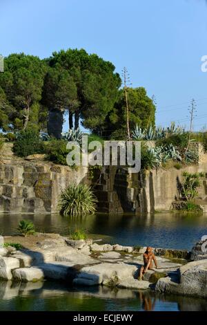 Frankreich, Herault, Servianischen, Saint Adrien Hotelgarten, eingestuft als Jardin Remarquable (bemerkenswert Garten), angelegten Garten in einer Karriere, die aus dem Mittelalter, weibliche Statue auf einem Felsen in der Mitte eine Wasserfläche angelegt Stockfoto