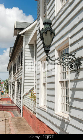 Traditionellen Fassaden der Welt-Erbe geschützt Holzhäusern entlang Henck Arron Straat, Paramaribo, Suriname Stockfoto