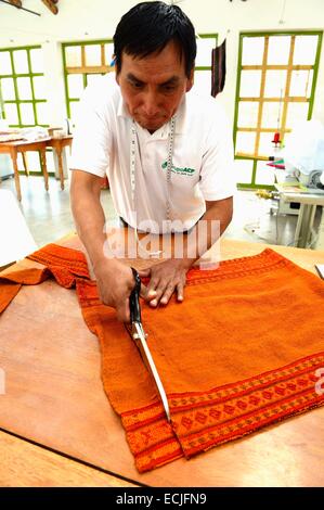 Peru, Cuzco Provinz, Cuzco, Workshop der Stiftung Ninos Unidos Peruanos, handgefertigte Taschen aus?? aus alten Geweben in Alpaka-Wolle Stockfoto