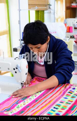 Peru, Cuzco Provinz, Cuzco, Workshop der Stiftung Ninos Unidos Peruanos, handgefertigte Taschen aus?? aus alten Geweben in Alpaka-Wolle Stockfoto