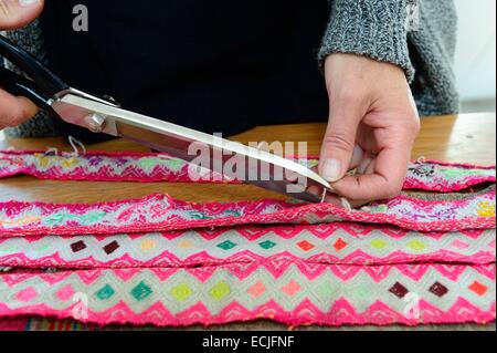 Peru, Cuzco Provinz, Cuzco, Workshop der Stiftung Ninos Unidos Peruanos, handgefertigte Taschen aus?? aus alten Geweben in Alpaka-Wolle Stockfoto