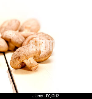 frische Shiitake-Pilze auf einem rustikalen Holztisch Stockfoto