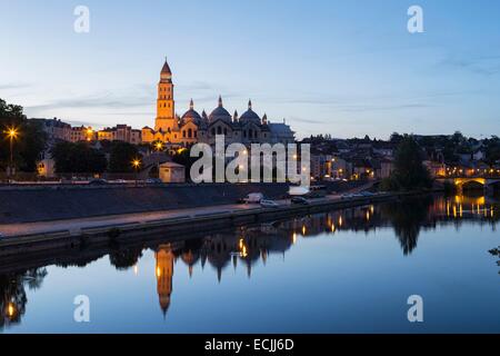 Frankreich, Dordogne, Perigord Blanc, Perigueux, Saint Front byzantinischen Kathedrale in der Nacht zu stoppen, auf der Route von Santiago de Compostela, Weltkulturerbe der UNESCO, Reflexionen im Fluss Isle Stockfoto