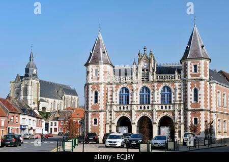 Frankreich, Pas-De-Calais, Auxi le Château, City Hall und extravagante Gothic style Saint-Martin-Kirche aus dem 16. Jahrhundert Stockfoto