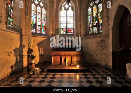 Pas-De-Calais, Frankreich, Saint Martin, Samer Kirche, Altar von einer niedrigen Licht beleuchtet Stockfoto