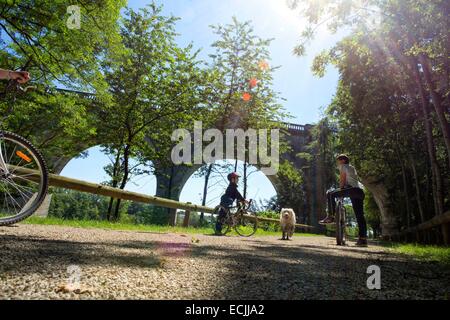 Frankreich, Aisne, Ohis, Radfahren auf der grünen Linie Stockfoto