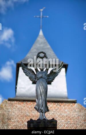 Frankreich, Aisne, Ohis, Saint-Maurice Kirche und Krieg-Denkmal Stockfoto