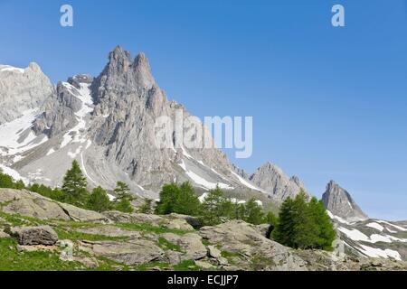 Frankreich, Hautes-Alpes, Nevache La Claree Tal, mit Blick auf die Pointe Cerces (3097m) Stockfoto