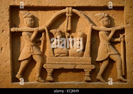 Indien, Rajasthan, Jaisalmer Umgebung, Lodruva, Jain-Tempel von Parshvanath (11-17 C), Sculpted paar Reisen in einer Sänfte Stockfoto