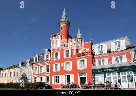 Frankreich, Somme, Le Crotoy, Hotelrestaurant Les Tourelles mit seiner roten Fassade Stockfoto