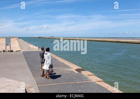 Frankreich, Nord, Grand Fort Philippe Paare beobachten den Aa-Kanal Stockfoto