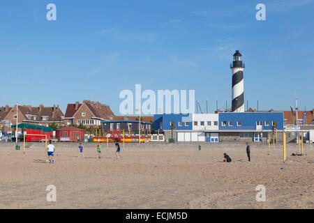 Frankreich, Nord, Petit-Fort-Philippe, Strand und Leuchtturm Stockfoto