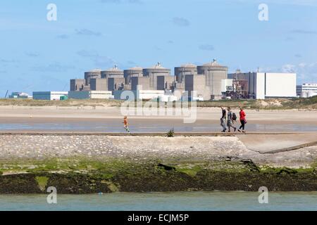 Frankreich, Nord, Gravelines, Familie, ein Spaziergang entlang der Pier Petit Fort Philippe und 6 Reaktoren im Kernkraftwerk Gravelines Stockfoto