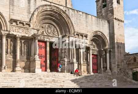 Gard, Frankreich Saint Gilles, Abtei aus dem 12.-13. Jahrhundert, unter der Straße nach St. Jacques de Compostela in Frankreich, Provence Romanik, zentrales Portal, Tympanon, Christ in der Majestät, umgeben von den Symbolen der vier Evangel als Weltkulturerbe der UNESCO aufgeführt. Stockfoto