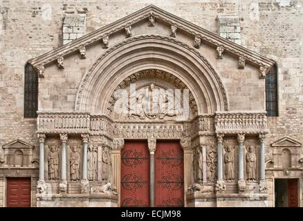 Frankreich, Bouches du Rhone, Arles, Kirche von St. Trophimus des 12. Jahrhunderts, Weltkulturerbe der UNESCO, provenzalischen romanischen zentrale Portal Tympanon Tympanon, Christ in der Majestät, umgeben von den Symbolen der vier Evangelisten Stockfoto