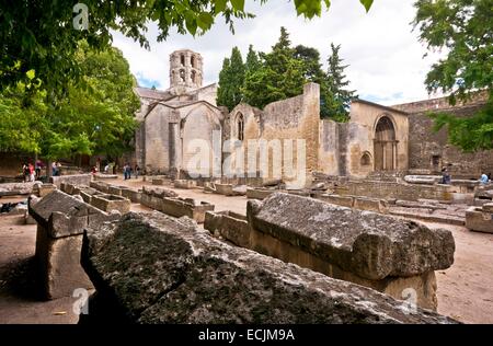 Frankreich, Bouches du Rhone, Arles, Les Alyscamps, historischen Friedhof des 4. Jahrhunderts bis ins 13. Jahrhundert, Einfahrt Sarkophage, Saint-Honorat Kirchplatz von der UNESCO als Welterbe gelistet Stockfoto