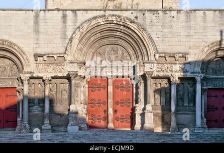 Gard, Frankreich Saint Gilles, Abtei aus dem 12.-13. Jahrhundert, unter der Straße nach St. Jacques de Compostela in Frankreich, Provence Romanik, zentrales Portal, Tympanon, Christ in der Majestät, umgeben von den Symbolen der vier Evangel als Weltkulturerbe der UNESCO aufgeführt. Stockfoto