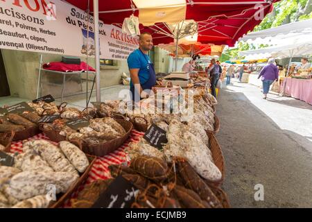 Frankreich, Vaucluse, Parc Naturel Regional du Luberon (natürlichen regionalen Park der Luberon), Lourmarin, etikettiert, Les Plus Beaux Dörfer de France (die schönsten Dörfer Frankreichs), die provenzalischen Markt von Freitag, Stand der Würste Stockfoto