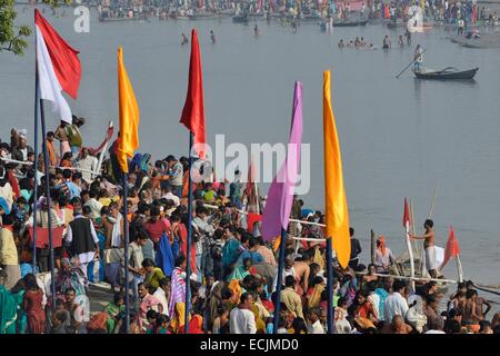 Indien, Bihar, Sonepur fair, Kartik Poornima (Tag des Vollmondes) Morgen Waschungen an der Mündung des Flusses Ganges und Gandak Stockfoto