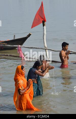 Indien, Bihar, Sonepur fair, Kartik Poornima (Tag des Vollmondes) Morgen Waschungen an der Mündung des Flusses Ganges und Gandak Stockfoto