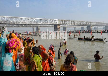 Indien, Bihar, Sonepur fair, Kartik Poornima (Tag des Vollmondes) Morgen Waschungen an der Mündung des Flusses Ganges und Gandak Stockfoto