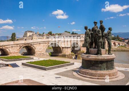 Mazedonien, Skopje, Macedonia Square, der Schiffer von Thessaloniki und die steinerne Brücke über den Fluss Vardar-statue Stockfoto